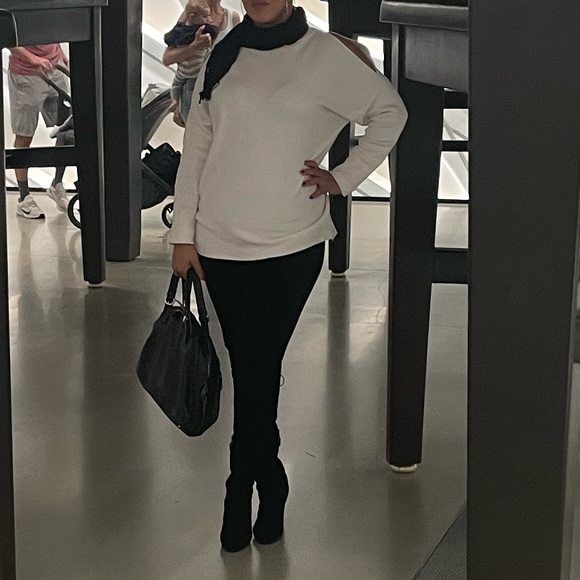 thick and nice cut Cold shoulder sweater - Picture 6 of 7